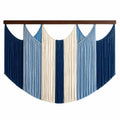 Décoration murale en macramé bleu et beige avec barre en bois